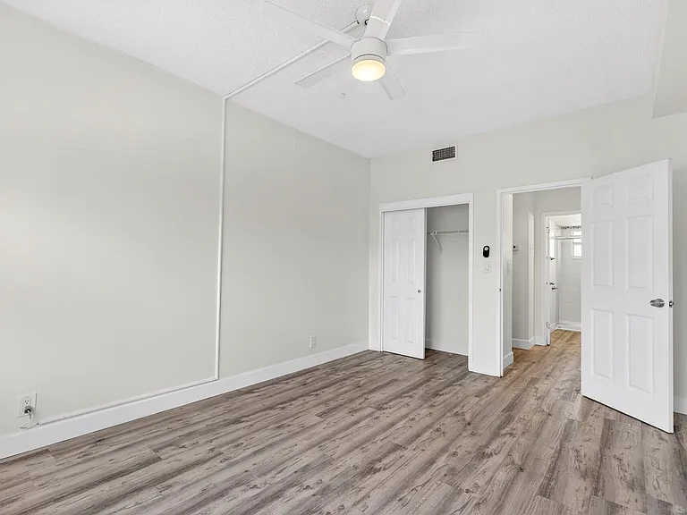 2555 NE 11th St #104 — Photo 13