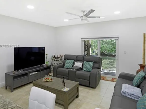 5701 NW 114th Ct #Townhouse 106, Miami, FL 33178