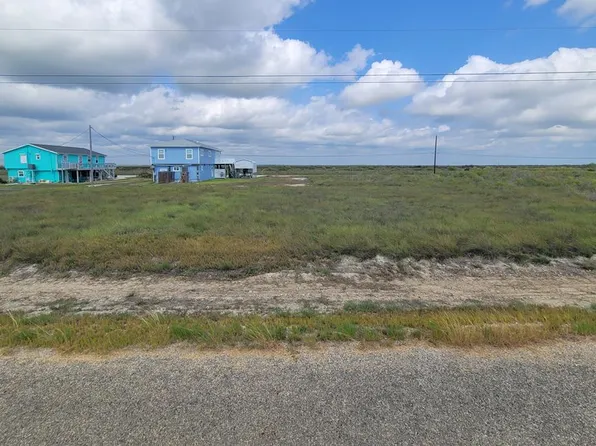 136 W Pin Oak Ln, Rockport, TX 78382