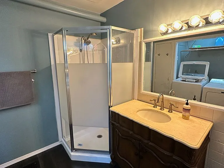 323 W Myrtle St — Photo 19