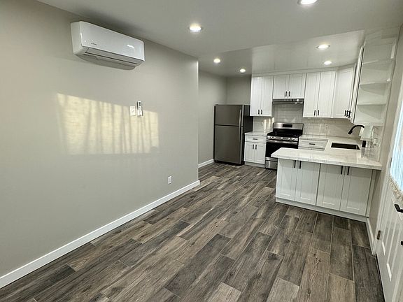 3rd image of 11812 Terra Bella St