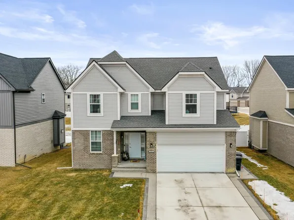 47367 Bayside Cir E, Chesterfield, MI 48047