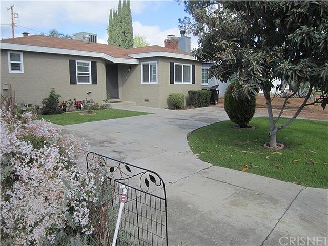 FRONT VIEW WITH CIRCULAR DRIVEWAY
