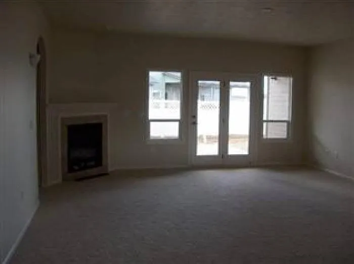3 bed, 1600 sqft, $2,050 — Photo 4