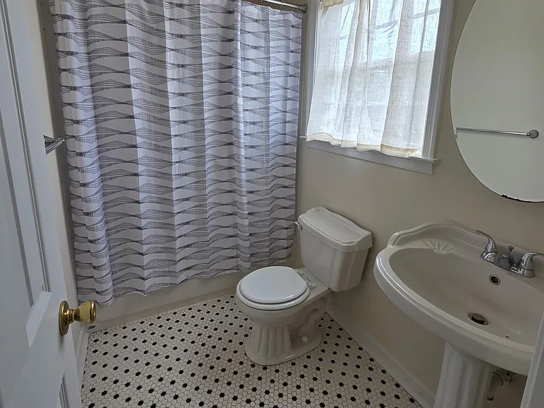 731 Catherine St — Photo 8