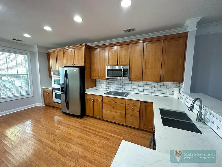303 Lake View Dr — Photo 3