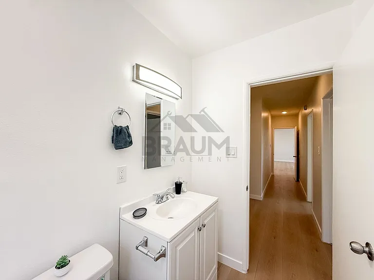 13129 OXNARD ST. — Photo 52
