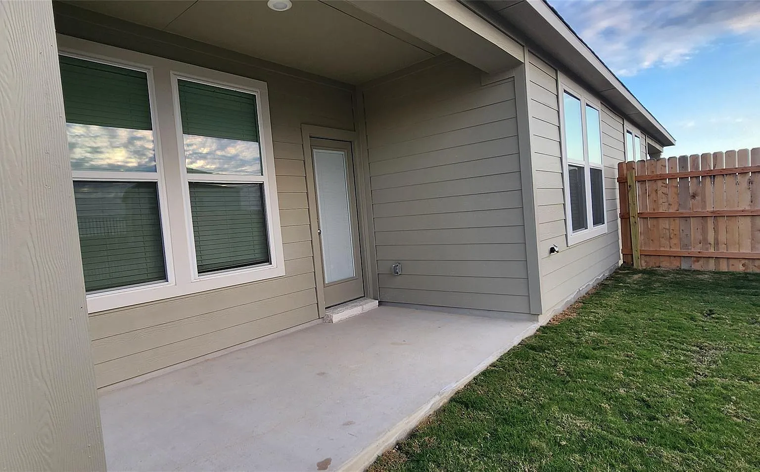 4 bed, 2.5 bath, 1705 sqft, $2,399 — Photo 2