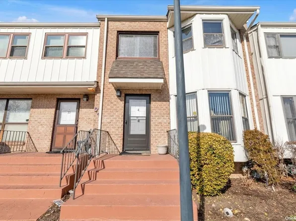 34 Vanderbilt Way, Valley Stream, NY 11581