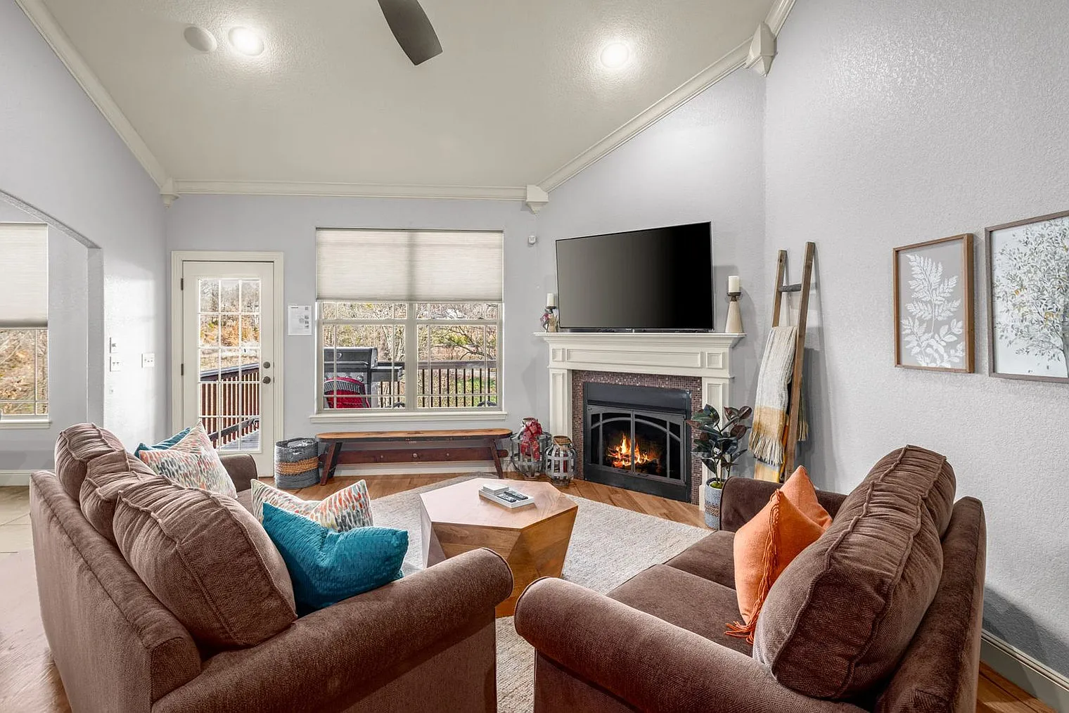 6 bed, 3.0 bath, 3293 sqft, $9,102 — Photo 2