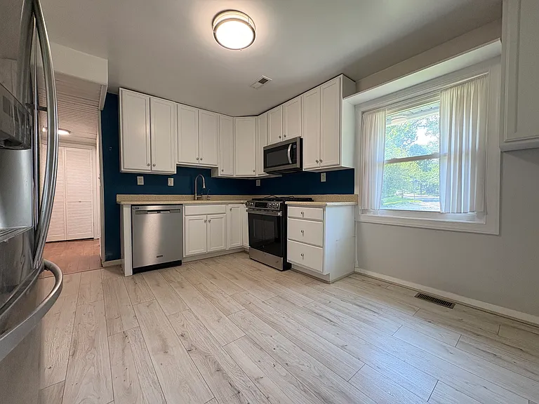 12905 Atlantic Ave — Photo 3