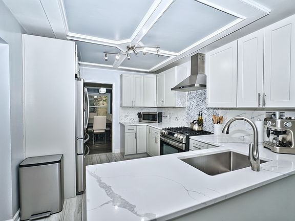 5th image of 3907 W Albion Ave