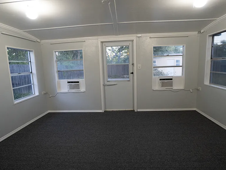 1004 Russell Ln — Photo 16