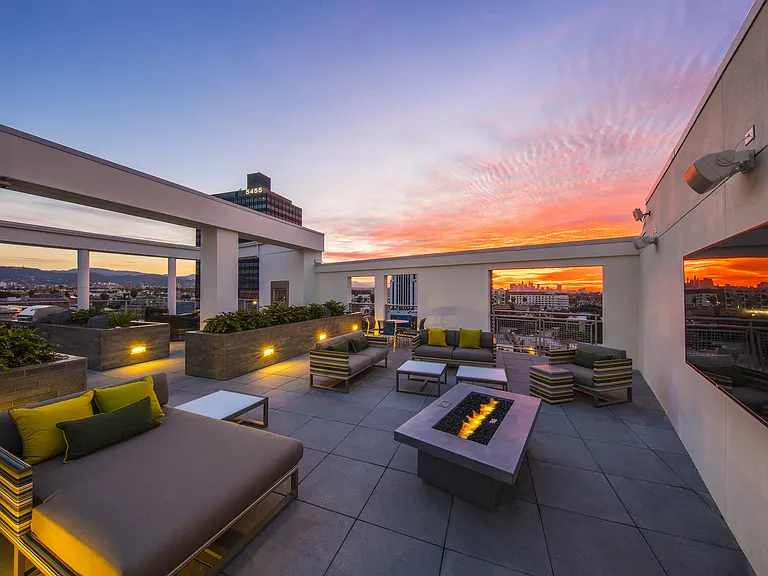 Desmond at Wilshire — Photo 7