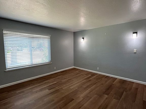 3rd image of 401 N Santa Ana St