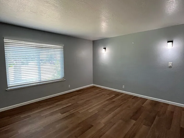 401 N Santa Ana St — Photo 3