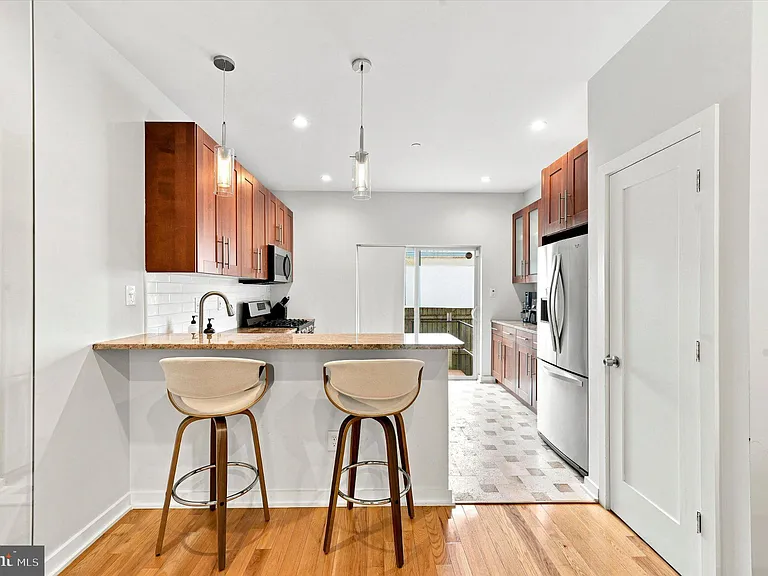 2719 Cambridge St — Photo 17