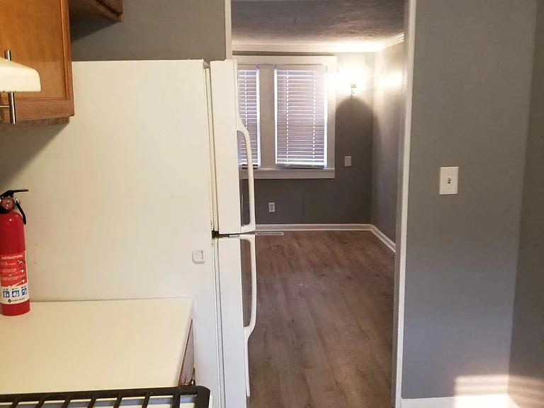 305 E Willow St — Photo 6