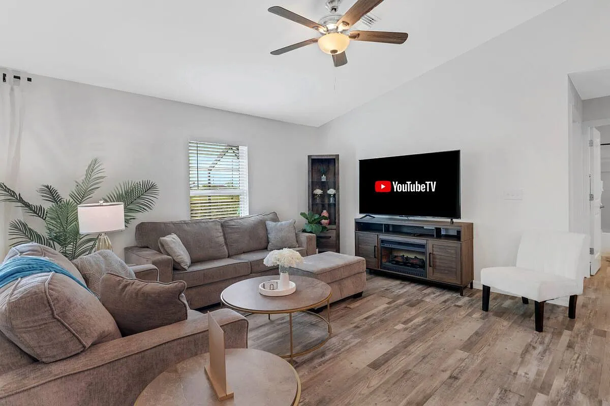 1210 NE 19th Pl — Photo 3