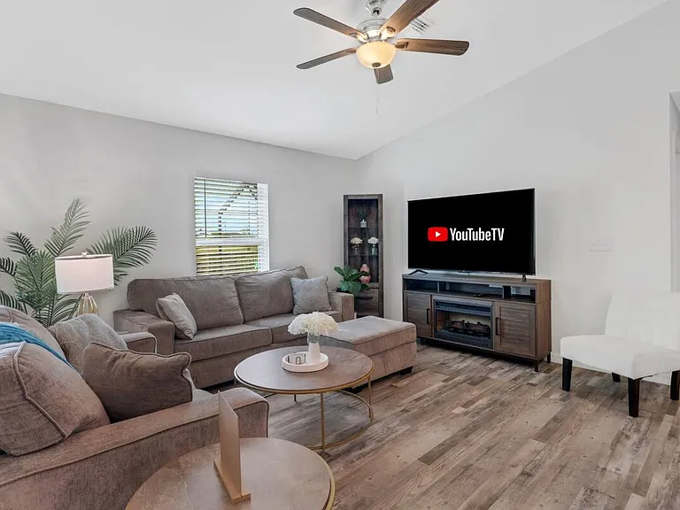 1210 NE 19th Pl — Photo 3