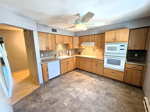 5209 South Camelot LANE, Greenfield, WI 53221