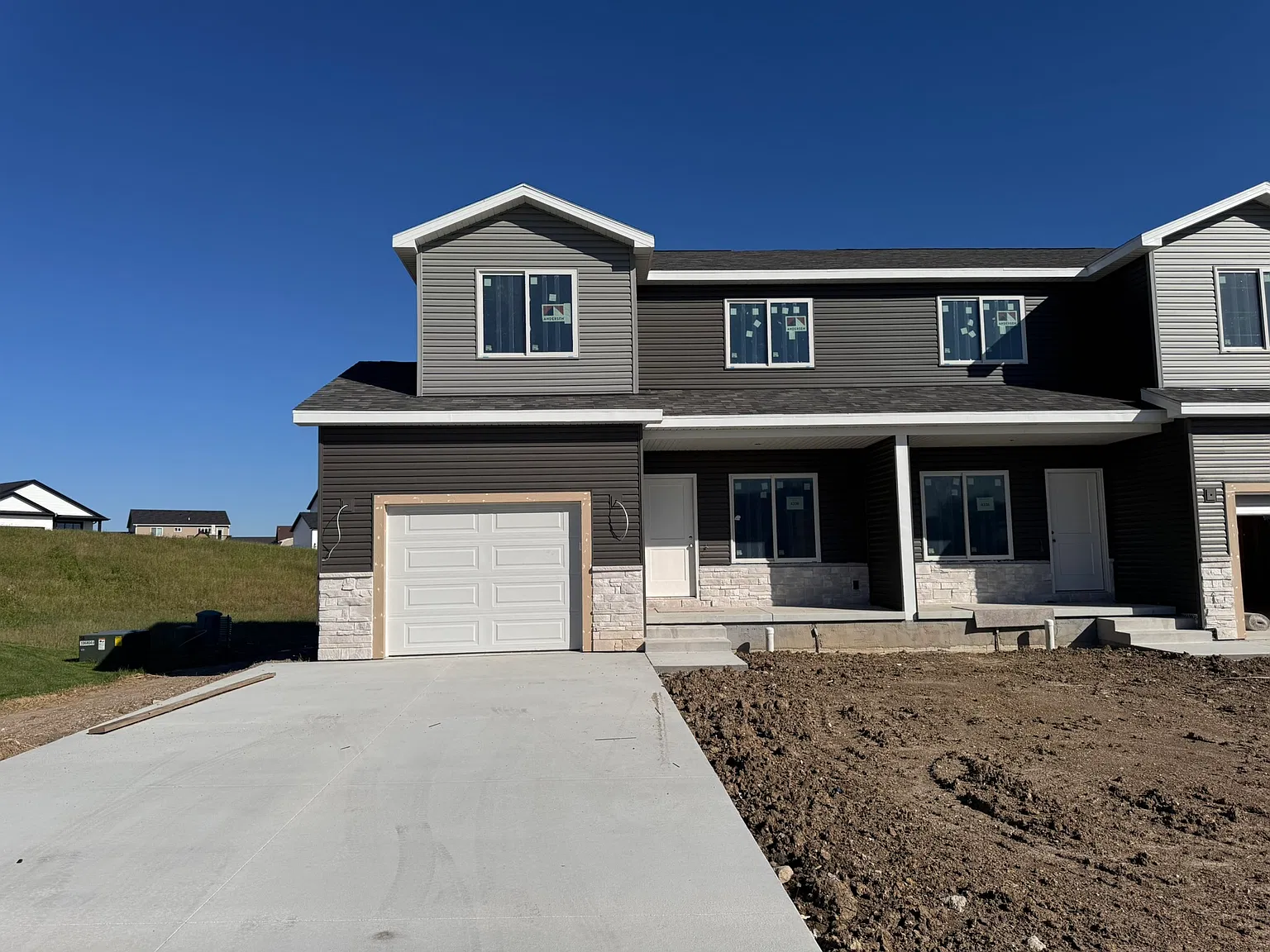 3 bed, 2.5 bath, 1589 sqft, $2,300 — Photo 2