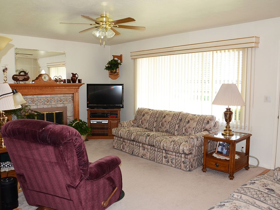 Entry/Living Room