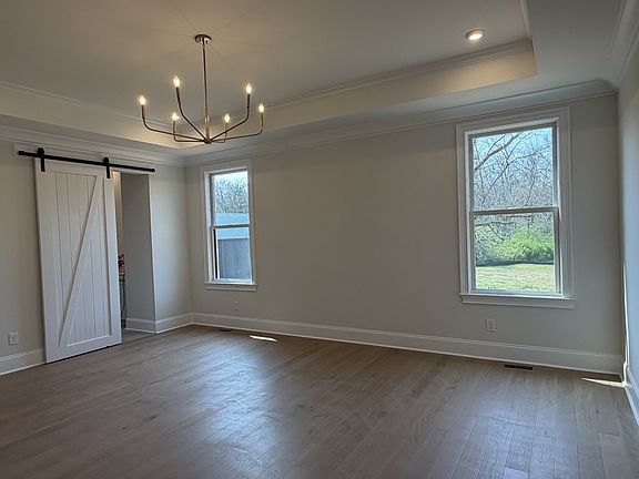 3rd image of 835 Brook Hollow Rd