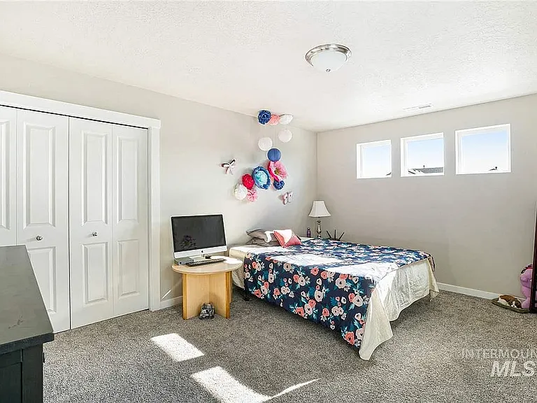 2087 S Hills Ave — Photo 12