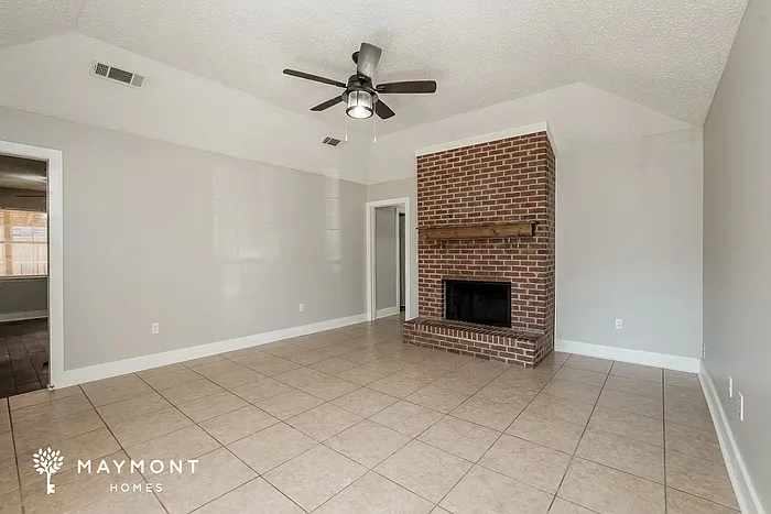 1020 College South Cv — Photo 3