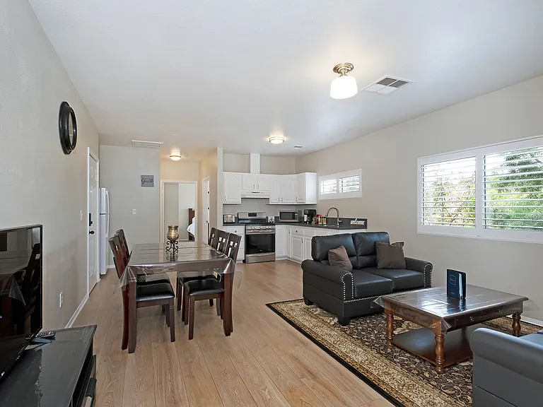 Meadowbrook Ave — Photo 7