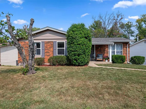 837 Forest Village Dr, Ballwin, MO 63021