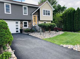 76 Magnolia Cir, Ravena, NY 12143