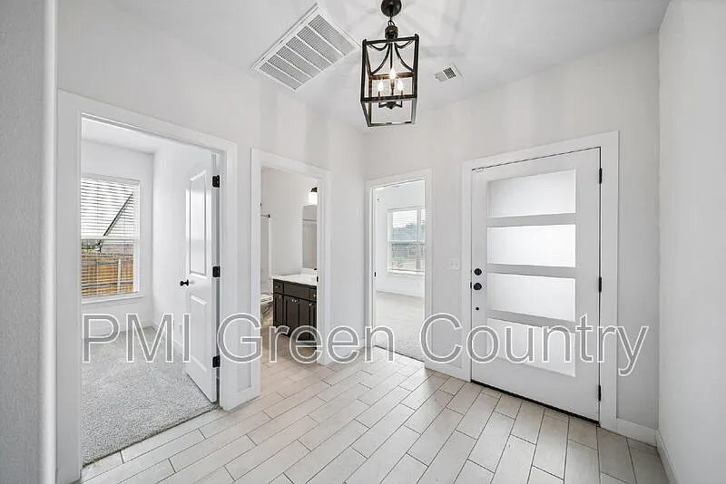 3 bed, 2.5 bath, 2313 sqft, $2,440 — Photo 3