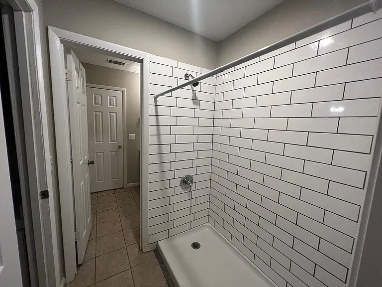 812 Robin Hood Trl — Photo 16