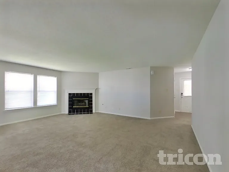 5753 N Jamestown Dr — Photo 4