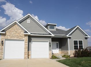 15 Blackstone Way, Le Claire, IA