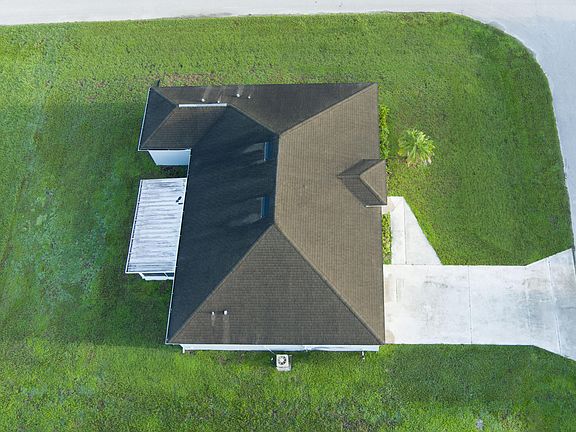 4th image of 1031 SE 39TH Terrace