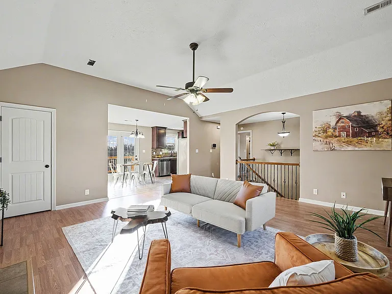 1304 Freedom Dr — Photo 2