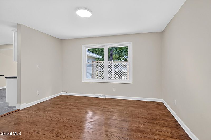 4th image of 5 Anita Drive