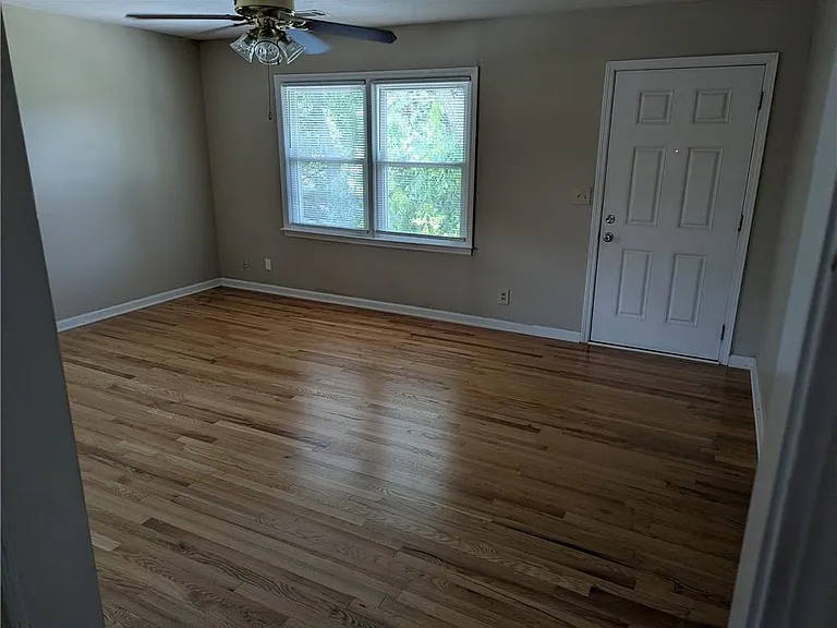 514 Clover Dr #4 — Photo 3