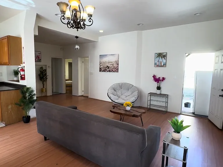 1142 W 37th Pl — Photo 10