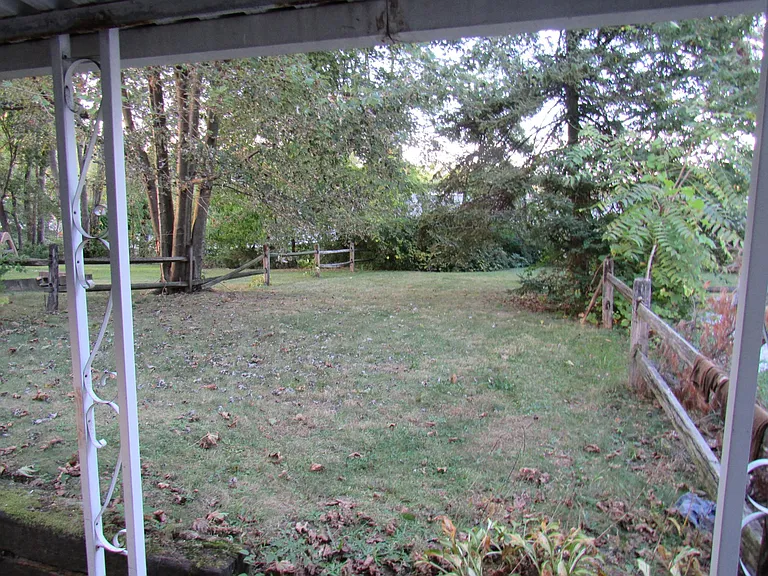 1065 Howe Ave — Photo 8