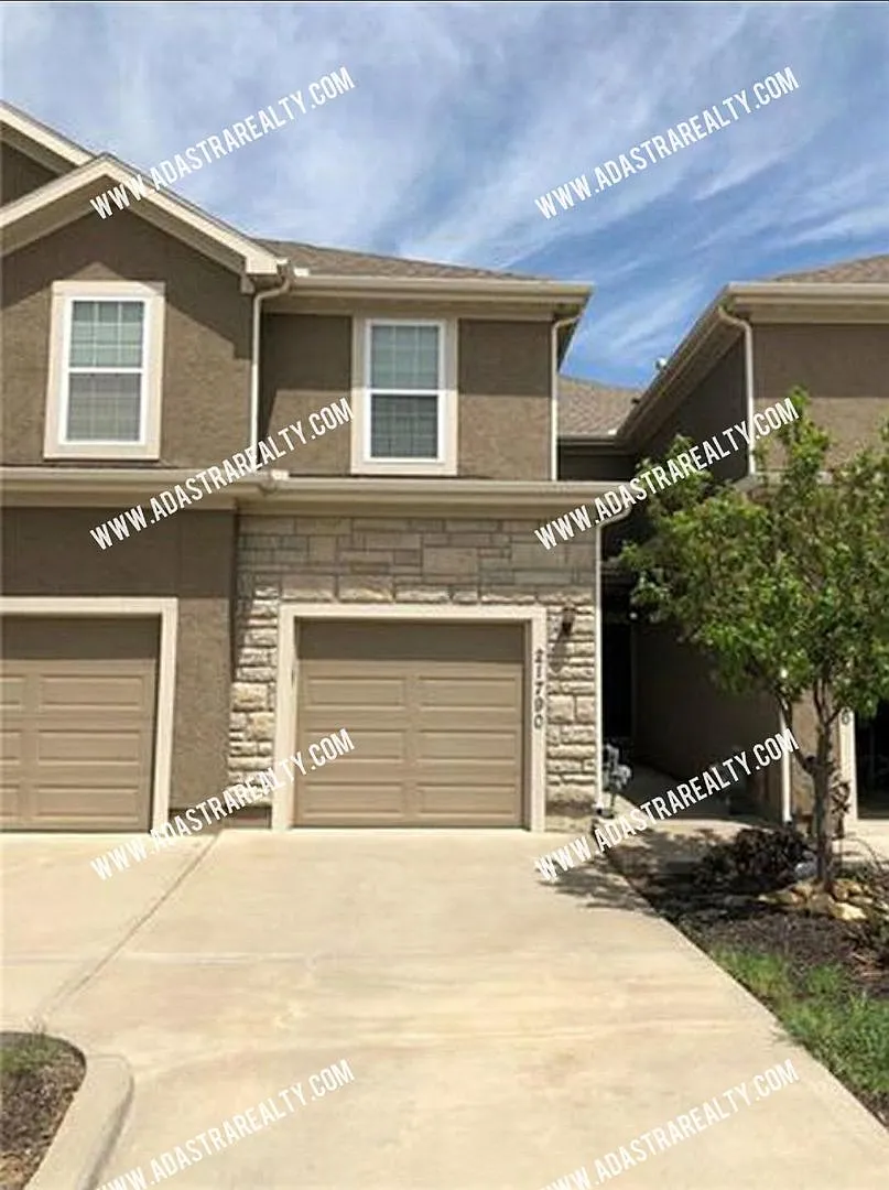 Beautiful and Spacious Olathe Townhome-Available in AUGUST — Photo 1
