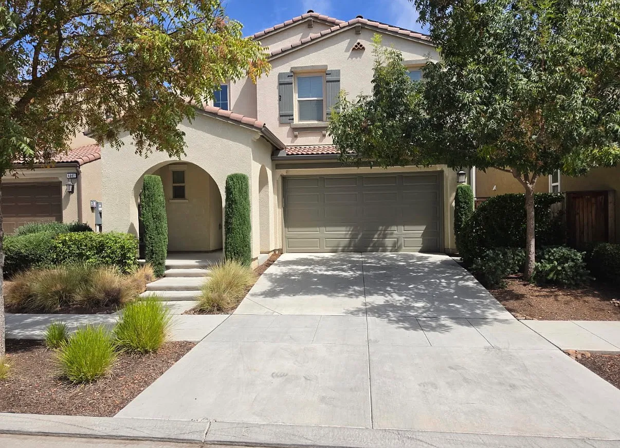 3 bed, 2.5 bath, 1800 sqft, $1,000 — Photo 1