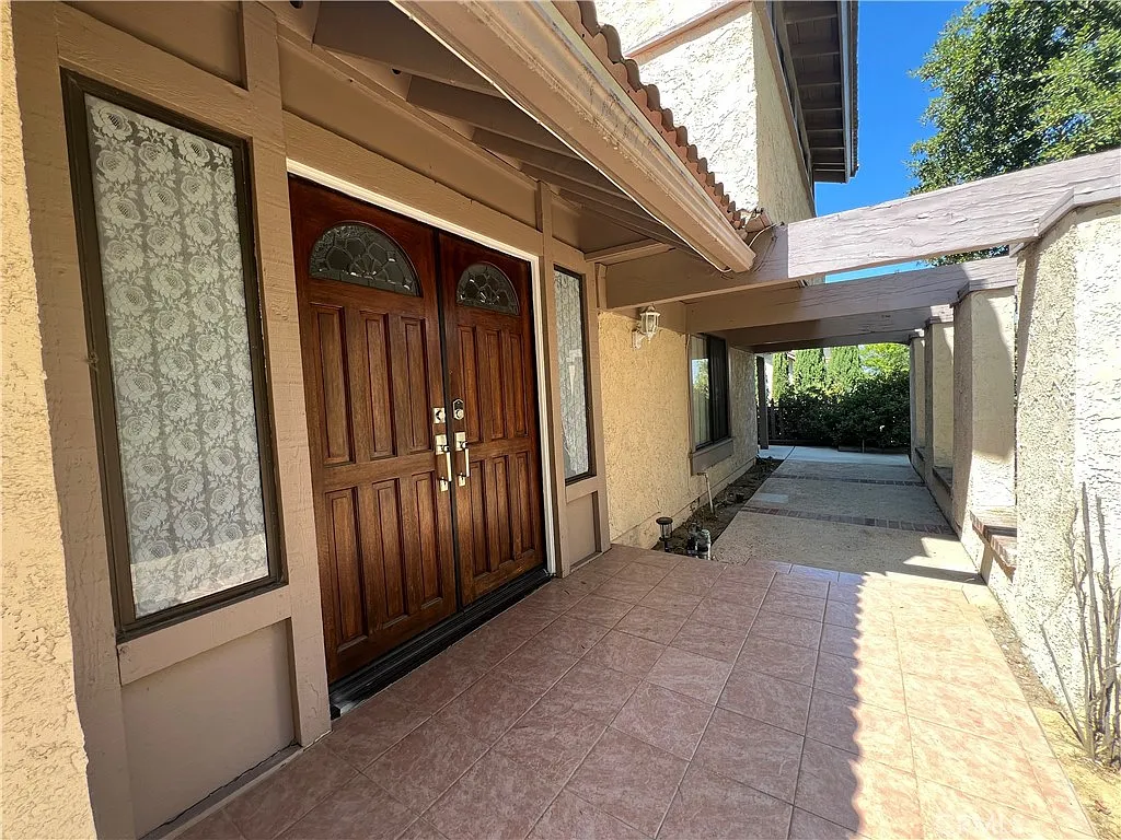 6 bed, 2.5 bath, 2802 sqft, $4,380 — Photo 2