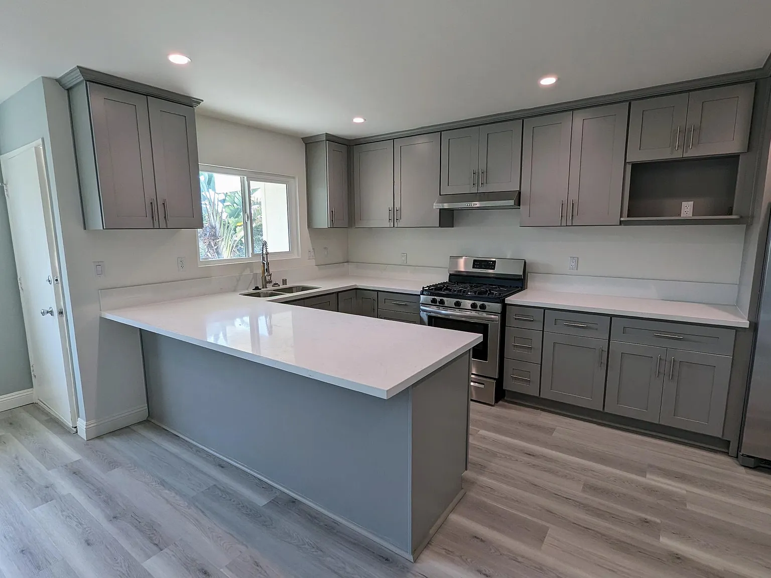 2 bed, 820 sqft, $3,500 — Photo 2