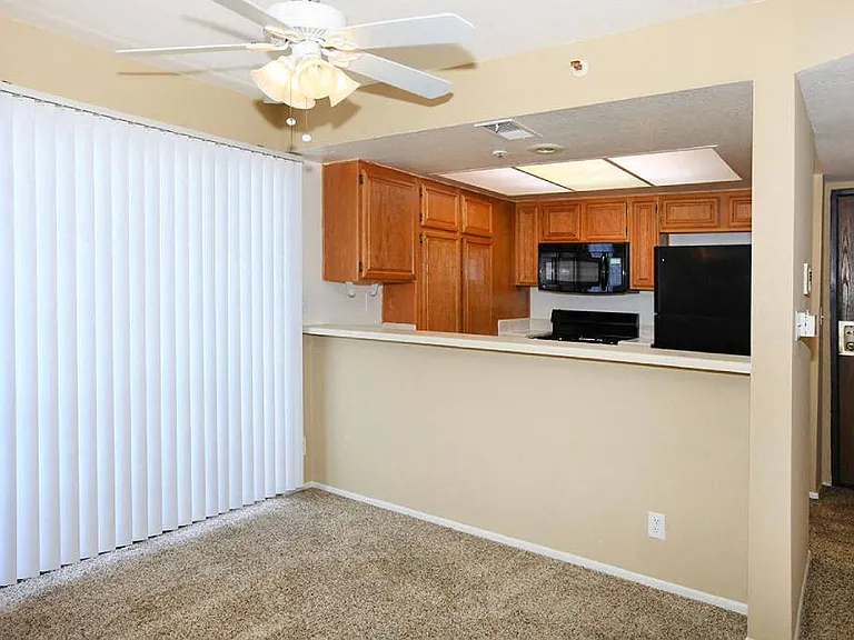 Savoy West Apartments — Photo 22