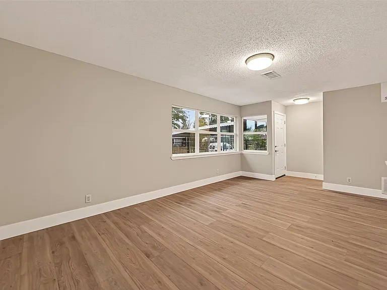 5833 Southlea St — Photo 8