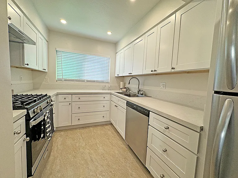 3218 Loma Riviera Dr — Photo 11